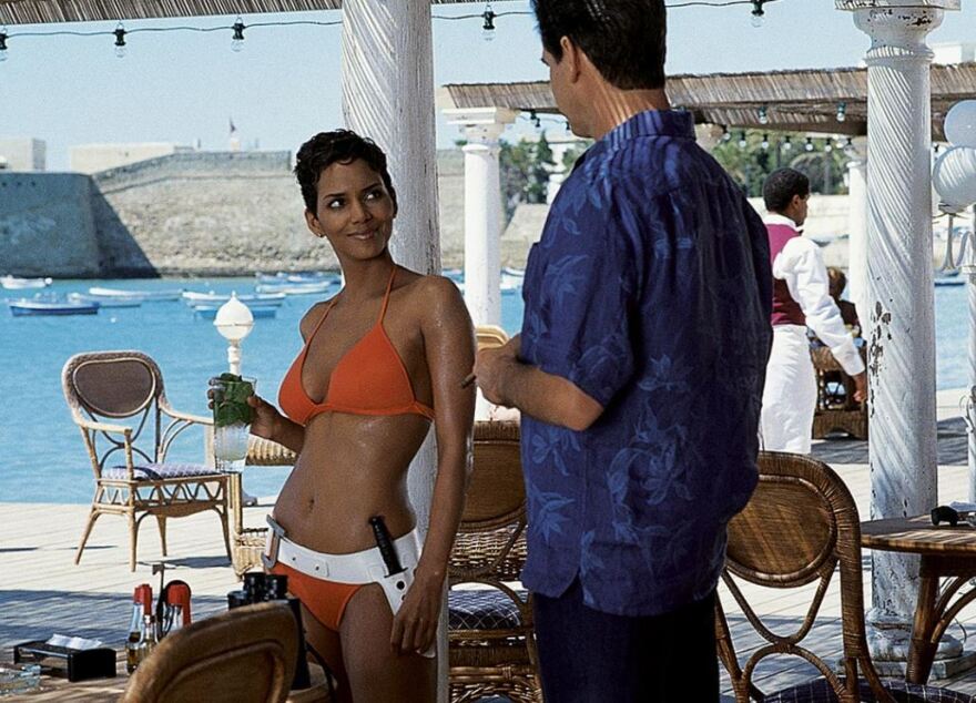 Χάλι Μπέρι: Παραμένει το πιο σέξι Bond girl με πορτοκαλί μπικίνι - Δείτε την απόδειξη