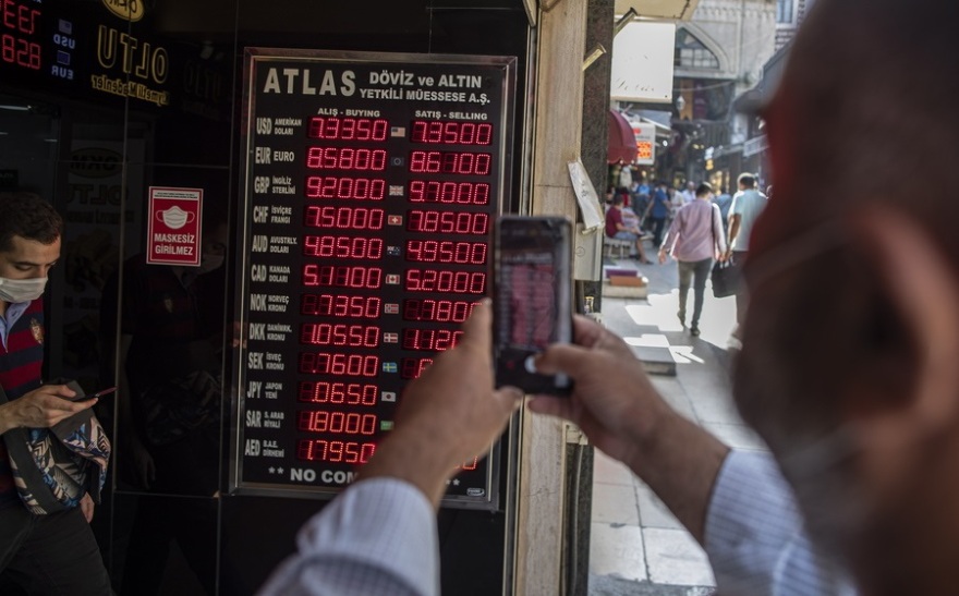 Η τουρκική οικονομία βυθίζεται και ο Ερντογάν καρατομεί τους υπουργούς του