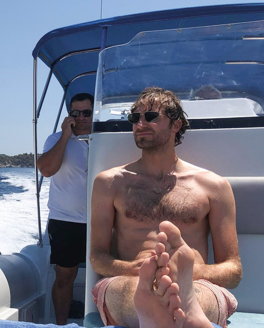 Τεό Νιάρχος - Καμίλ Ρόου: Έρωτας στη Σπετσοπούλα για τον κροίσο και το super model