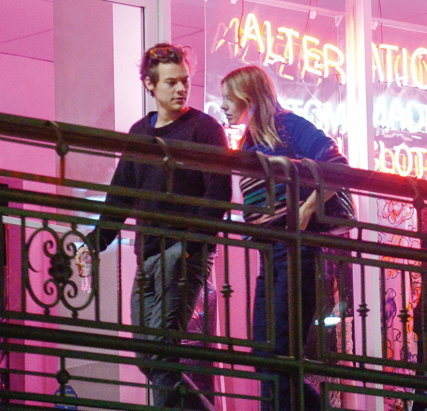 Τεό Νιάρχος - Καμίλ Ρόου: Έρωτας στη Σπετσοπούλα για τον κροίσο και το super model