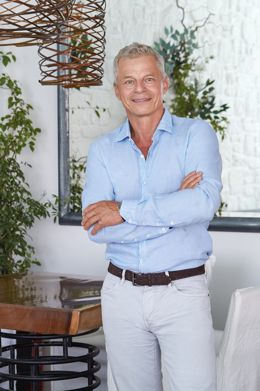 Ράινερ Μπέκερ: Ο mr Zuma κατακτά και τη Μύκονο