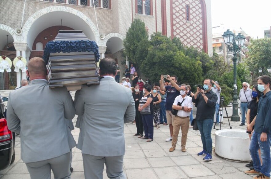 Ντίνος Χριστιανόπουλος: Λιγοστοί φίλοι και συγγενείς σήμερα στο «τελευταίο αντίο»