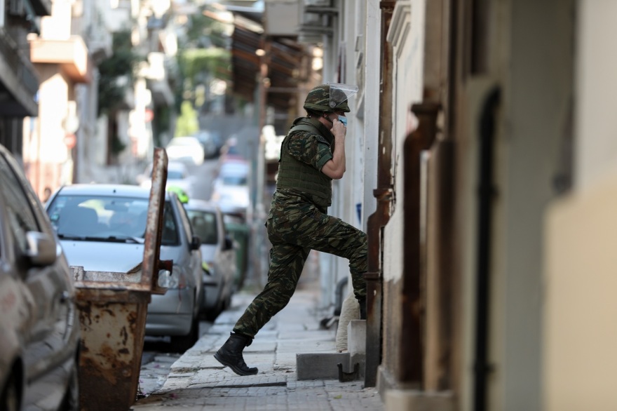 Εξάρχεια: Εντοπίστηκε χειροβομβίδα σε δώμα σπιτιού 