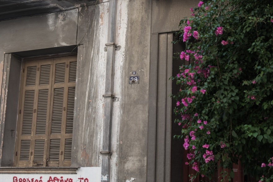 Εξάρχεια: Εντοπίστηκε χειροβομβίδα σε δώμα σπιτιού 