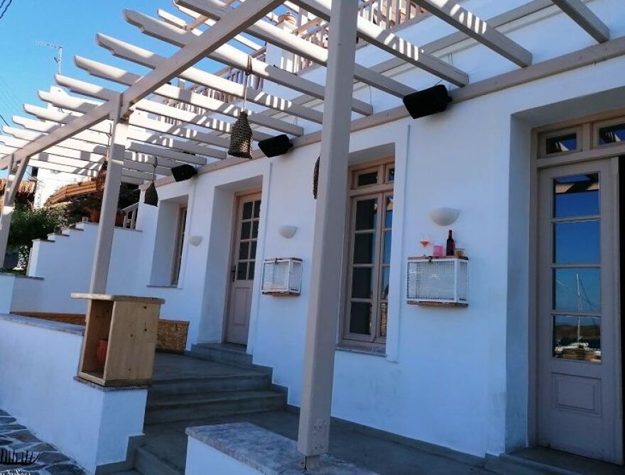 Άνδρος: «Λουκέτο» σε τέσσερα μπαρ στο Μπατσί λόγω συνωστισμού