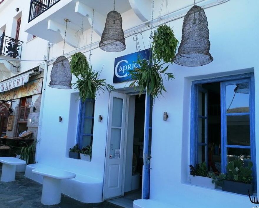 Άνδρος: «Λουκέτο» σε τέσσερα μπαρ στο Μπατσί λόγω συνωστισμού