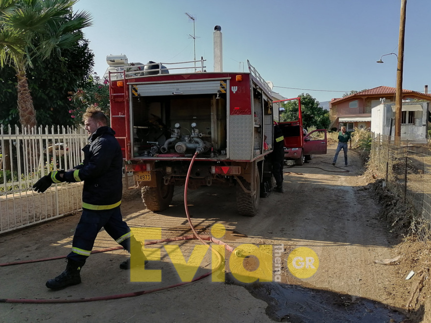 Παρανάλωμα του πυρός ένα αυτοκίνητο στα Ψαχνά Ευβοίας – Δείτε φωτογραφίες