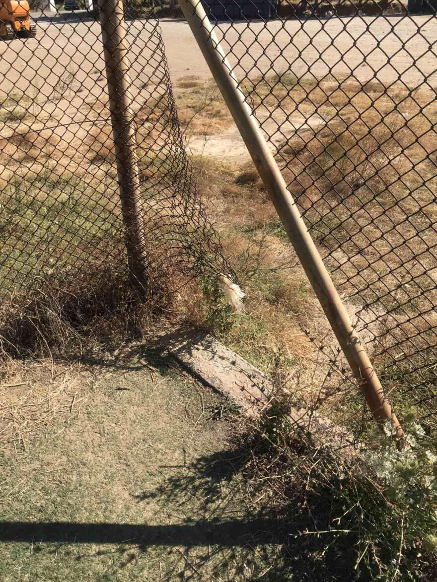 Άνδρος: Θλιβερή εικόνα στο δημοτικό γήπεδο 5Χ5 Γαυρίου - Κίνδυνος για τα παιδιά