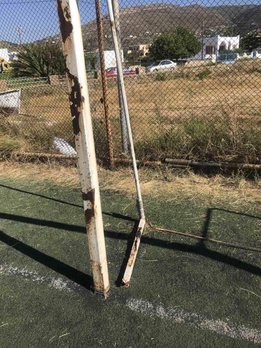 Άνδρος: Θλιβερή εικόνα στο δημοτικό γήπεδο 5Χ5 Γαυρίου - Κίνδυνος για τα παιδιά