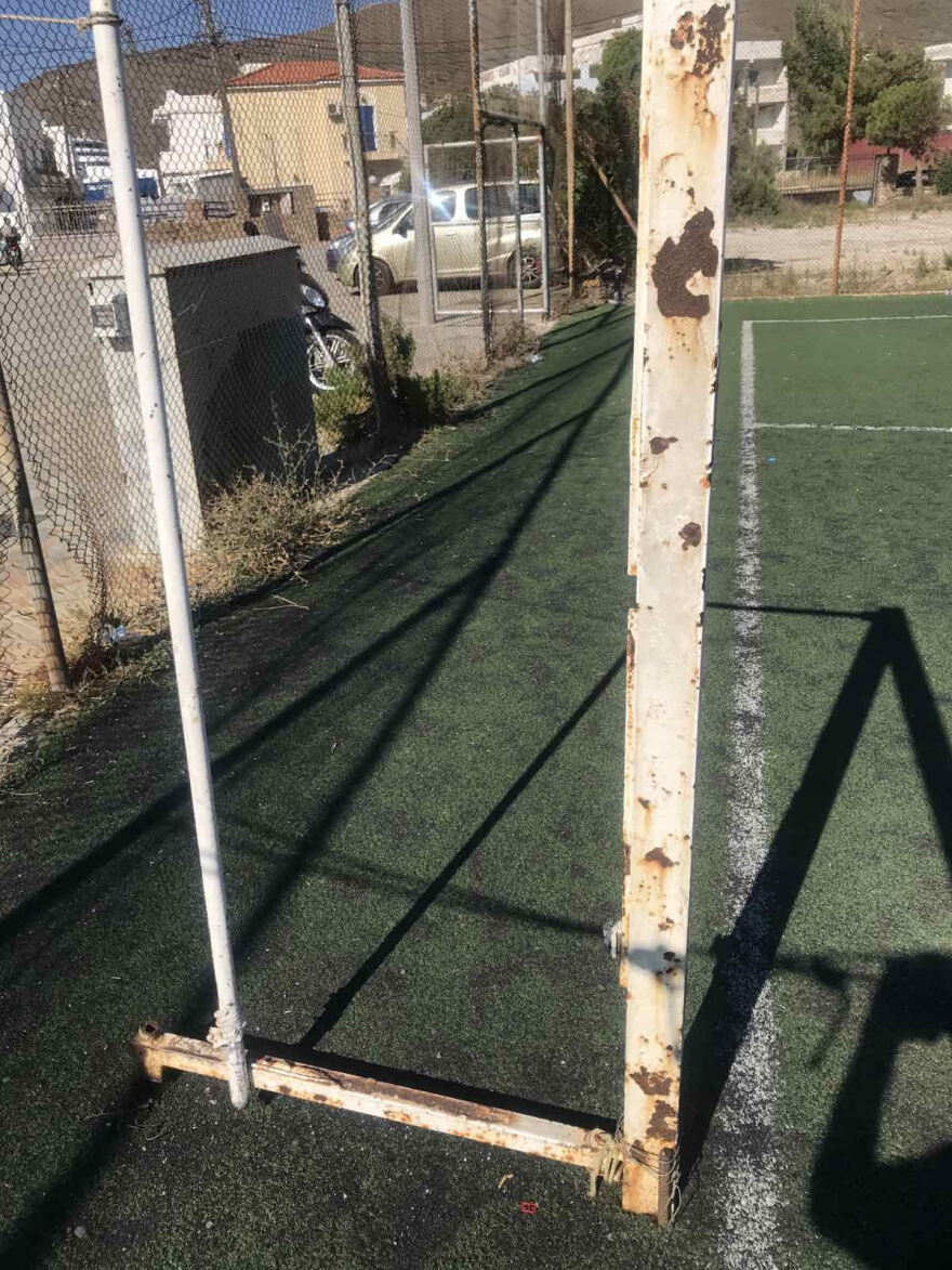 Άνδρος: Θλιβερή εικόνα στο δημοτικό γήπεδο 5Χ5 Γαυρίου - Κίνδυνος για τα παιδιά