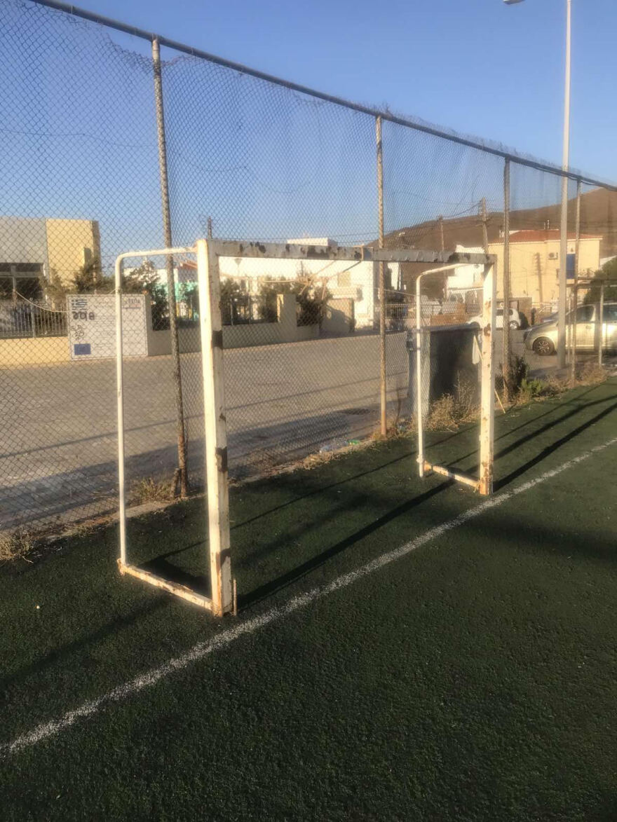 Άνδρος: Θλιβερή εικόνα στο δημοτικό γήπεδο 5Χ5 Γαυρίου - Κίνδυνος για τα παιδιά