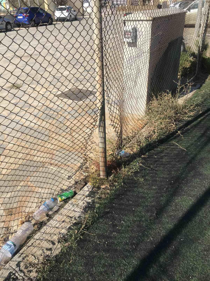 Άνδρος: Θλιβερή εικόνα στο δημοτικό γήπεδο 5Χ5 Γαυρίου - Κίνδυνος για τα παιδιά