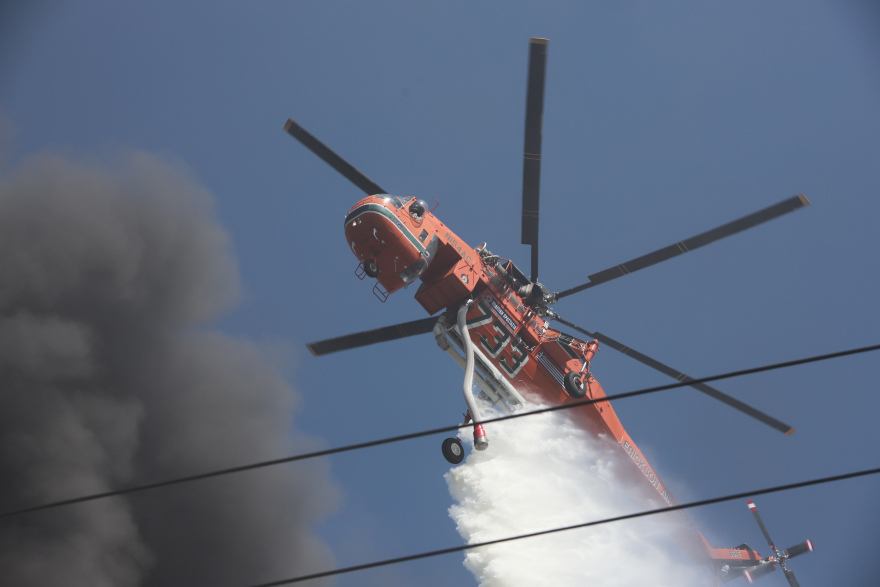 Φωτιά σε εργοστάσιο στη Μεταμόρφωση: Τοξικός καπνός στον ουρανό της Αττικής - Θα καίει για ώρες