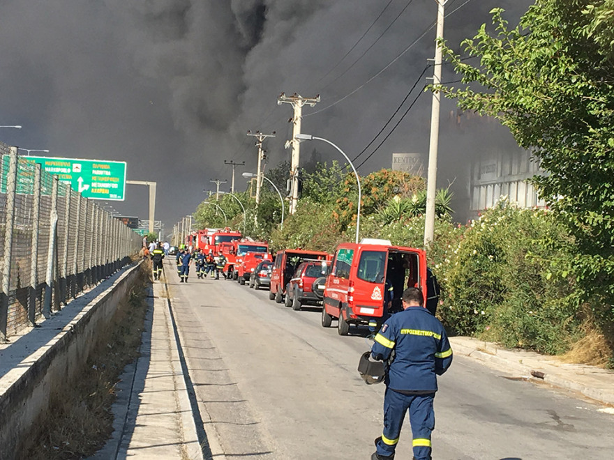 Φωτιά σε εργοστάσιο στη Μεταμόρφωση: Τοξικός καπνός στον ουρανό της Αττικής - Θα καίει για ώρες