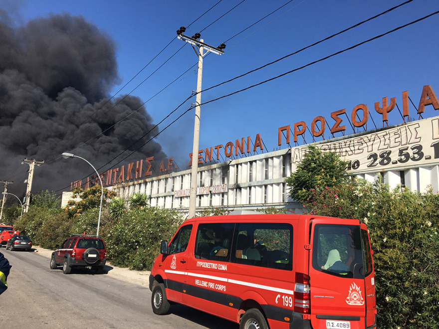 Φωτιά σε εργοστάσιο στη Μεταμόρφωση: Τοξικός καπνός στον ουρανό της Αττικής - Θα καίει για ώρες