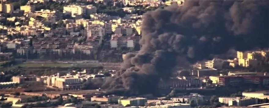 Φωτιά σε εργοστάσιο στη Μεταμόρφωση: Τοξικός καπνός στον ουρανό της Αττικής - Θα καίει για ώρες