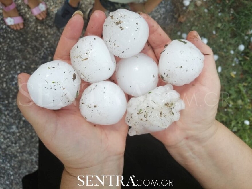 Καστοριά: Σφοδρή χαλαζόπτωση και ζημιές σε αυτοκίνητα, καλλιέργειες, ακόμα και θερμοσίφωνες - Δείτε βίντεο