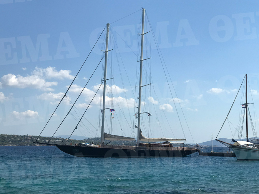 Οι οικογενειακές διακοπές του Στέλιου Χατζηιωάννου στις Σπέτσες και η βάπτιση της κόρης του