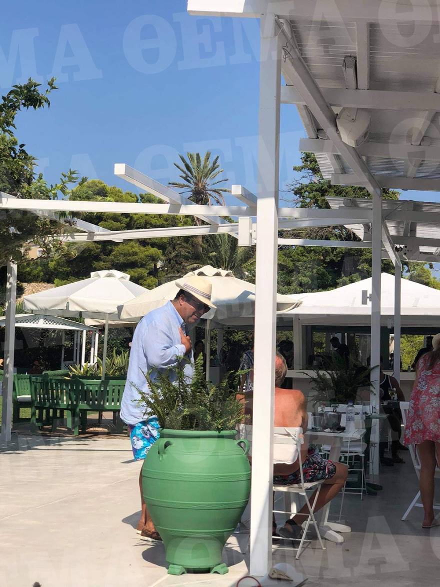 Οι οικογενειακές διακοπές του Στέλιου Χατζηιωάννου στις Σπέτσες και η βάπτιση της κόρης του