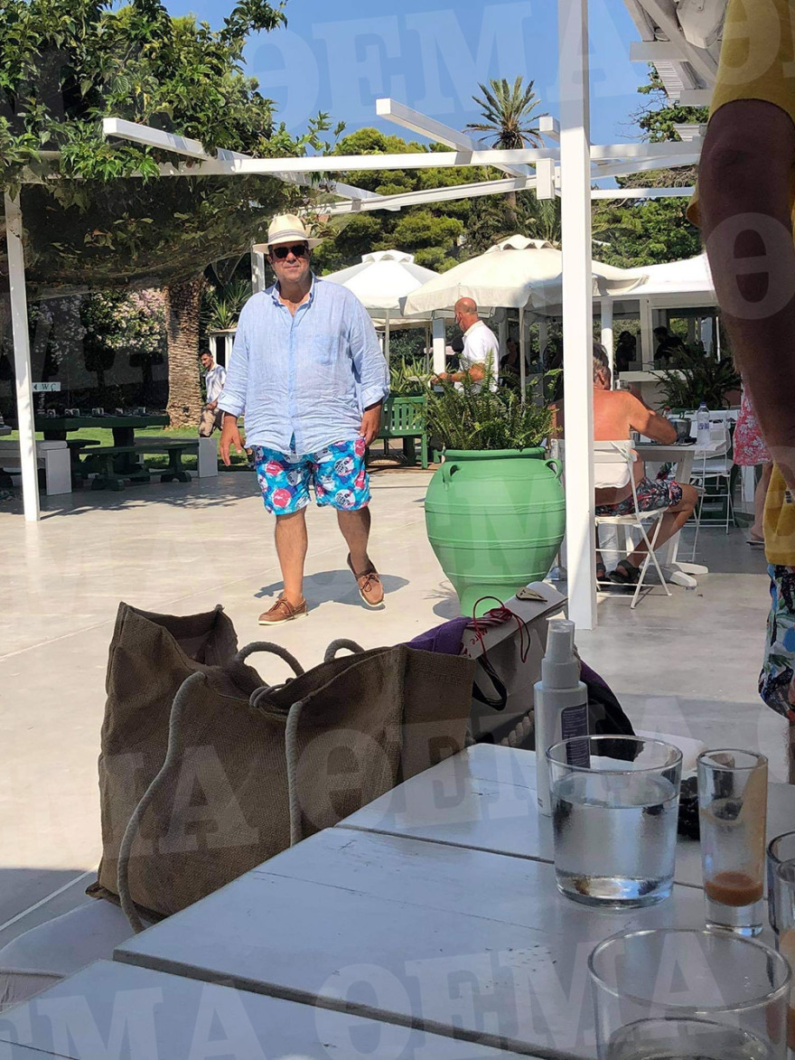 Οι οικογενειακές διακοπές του Στέλιου Χατζηιωάννου στις Σπέτσες και η βάπτιση της κόρης του