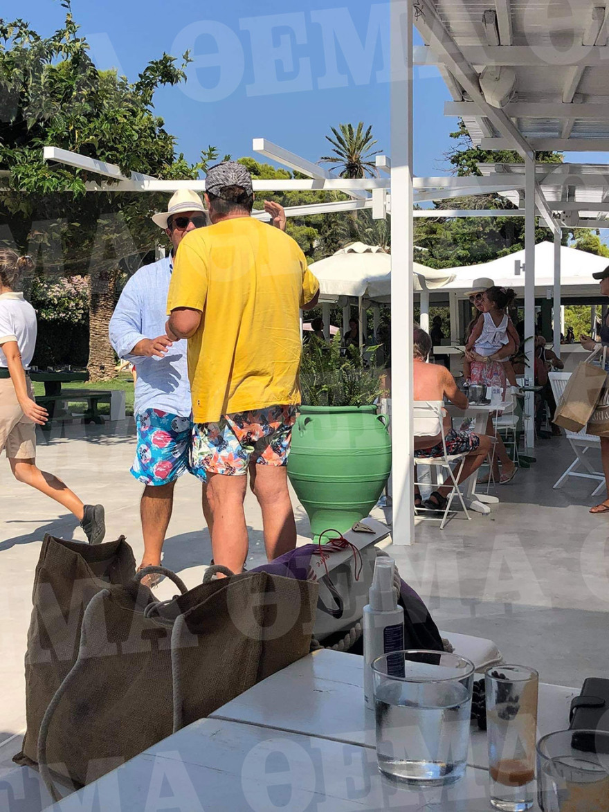 Οι οικογενειακές διακοπές του Στέλιου Χατζηιωάννου στις Σπέτσες και η βάπτιση της κόρης του