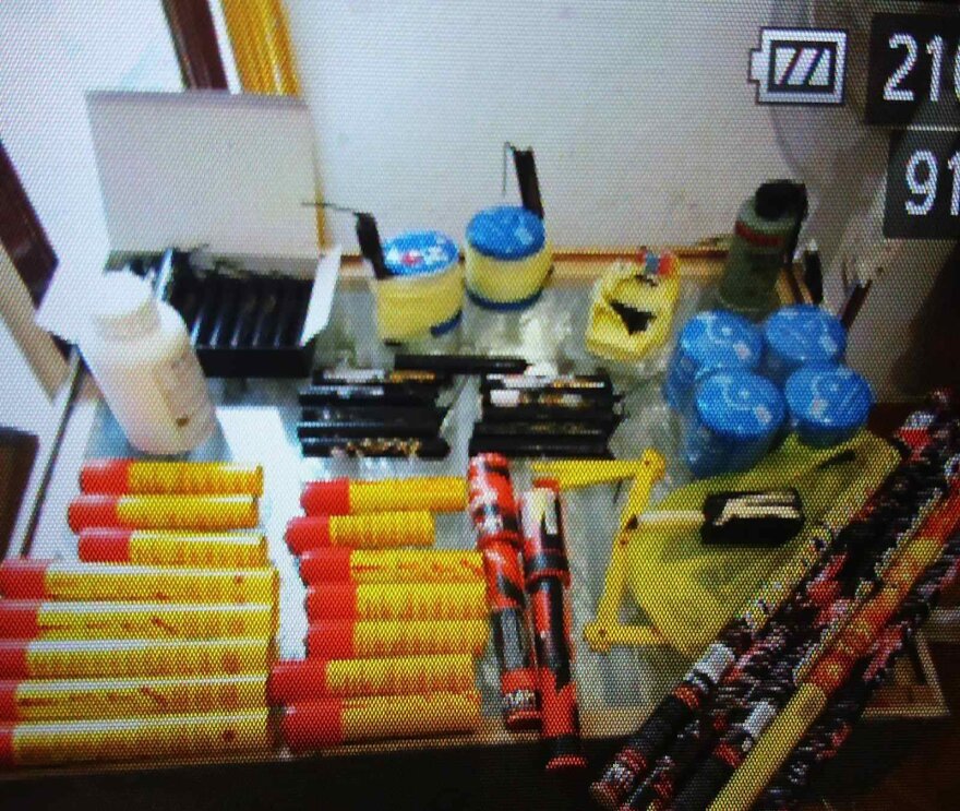 Θεσσαλονίκη: «Πλούσια» τα ευρήματα της αστυνομίας στο υπό κατάληψη κτίριο - Δείτε φωτογραφίες