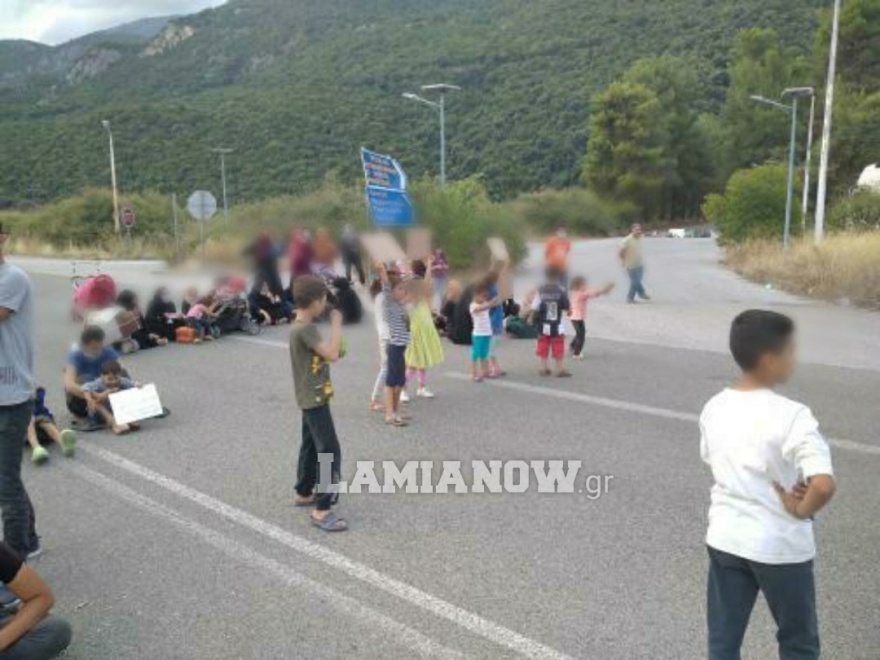 Μεταναστευτικό: Πρόσφυγες έκλεισαν τον δρόμο στις Θερμοπύλες 