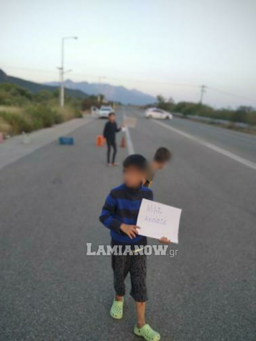 Μεταναστευτικό: Πρόσφυγες έκλεισαν τον δρόμο στις Θερμοπύλες 