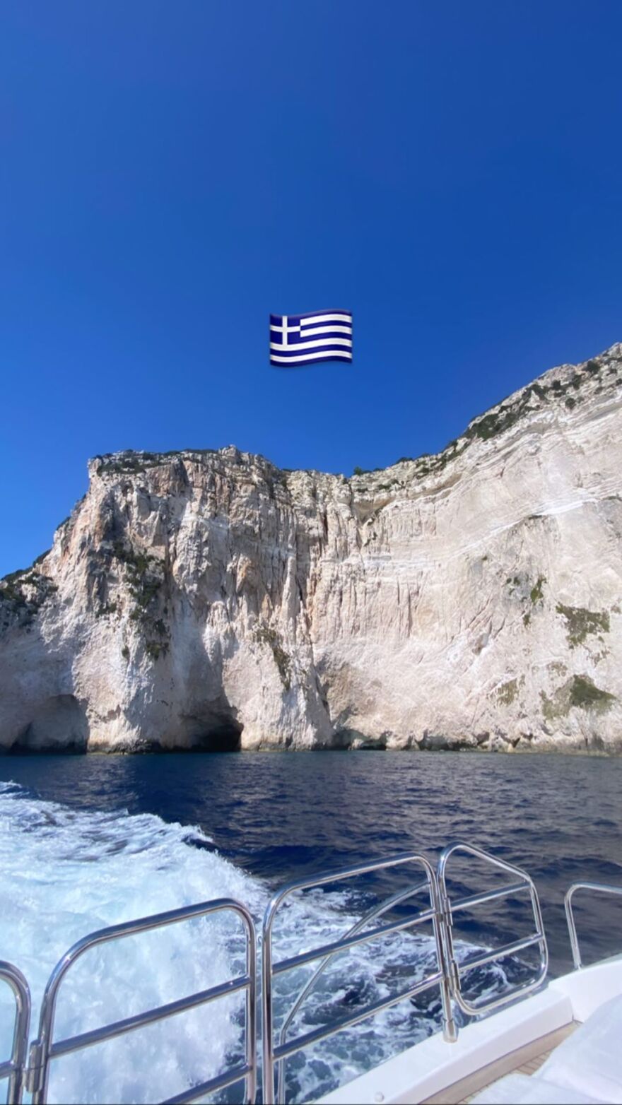 Ρίτα Όρα: Τόπλες βουτιές στην Κέρκυρα και εξόρμηση με σκάφος 