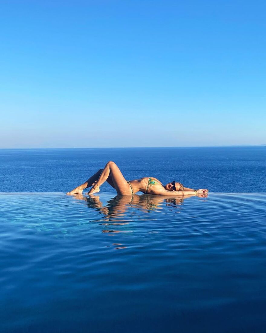 Ρίτα Όρα: Τόπλες βουτιές στην Κέρκυρα και εξόρμηση με σκάφος 