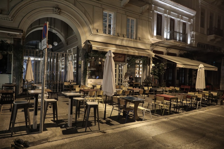 Κορωνοϊός: «Τα μάζεψαν» οι Αθηναίοι το βράδυ της Δευτέρας - Έκλεισαν τα μαγαζιά τα μεσάνυχτα