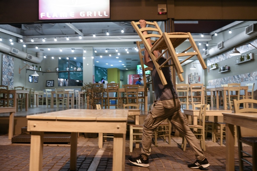 Κορωνοϊός: «Τα μάζεψαν» οι Αθηναίοι το βράδυ της Δευτέρας - Έκλεισαν τα μαγαζιά τα μεσάνυχτα