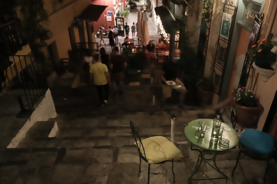 Κορωνοϊός: «Τα μάζεψαν» οι Αθηναίοι το βράδυ της Δευτέρας - Έκλεισαν τα μαγαζιά τα μεσάνυχτα