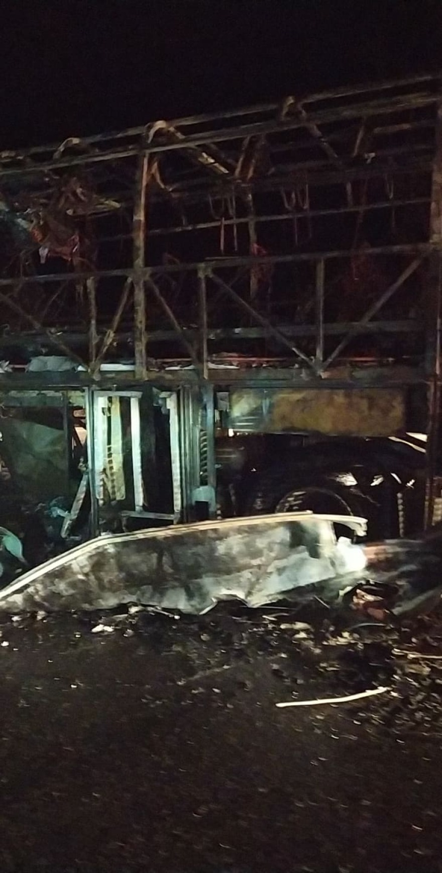 Παρανάλωμα του πυρός λεωφορείο στην Αθηνών-Λαμίας στο Μαρτίνο (φωτογραφίες-βίντεο)