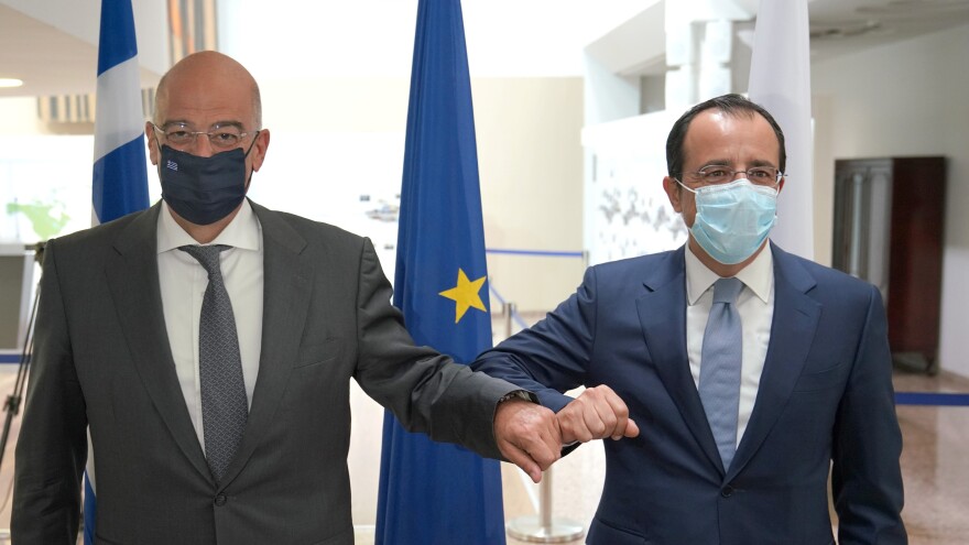 Συνομιλίες Δένδια - Χριστοδουλίδη: Τακτική μαστιγίου και καρότου για την Τουρκία