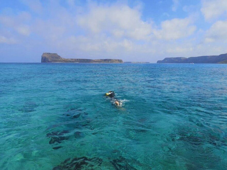 Τον κόλπο της Κισσάμου διασχίζει 45χρονος για να συγκεντρώσει χρήματα για τις ανάγκες ειδικού σχολείου