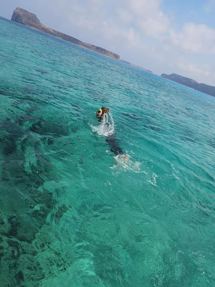 Τον κόλπο της Κισσάμου διασχίζει 45χρονος για να συγκεντρώσει χρήματα για τις ανάγκες ειδικού σχολείου