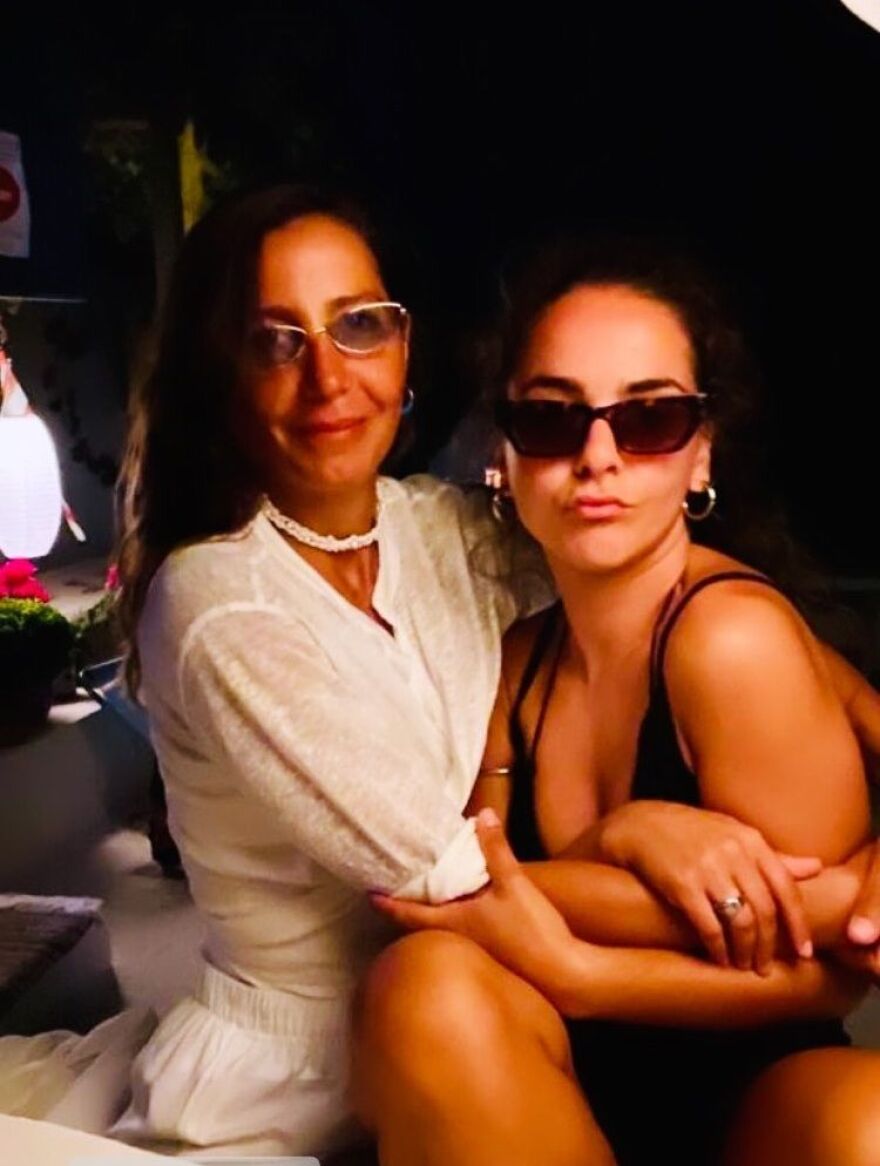 Μαρία Ελένη Λυκουρέζου: Αγκαλιές και φιλιά με την ανιψιά της Ζένια στη Μύκονο