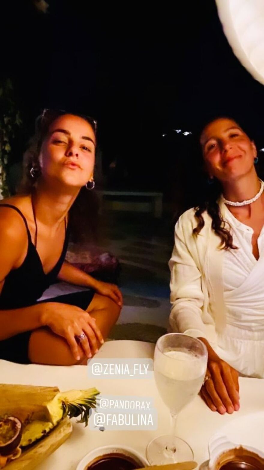 Μαρία Ελένη Λυκουρέζου: Αγκαλιές και φιλιά με την ανιψιά της Ζένια στη Μύκονο