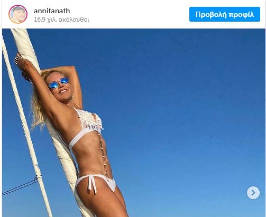 Η 52χρονη Ελληνίδα παρουσιάστρια που εντυπωσιάζει στην παραλία