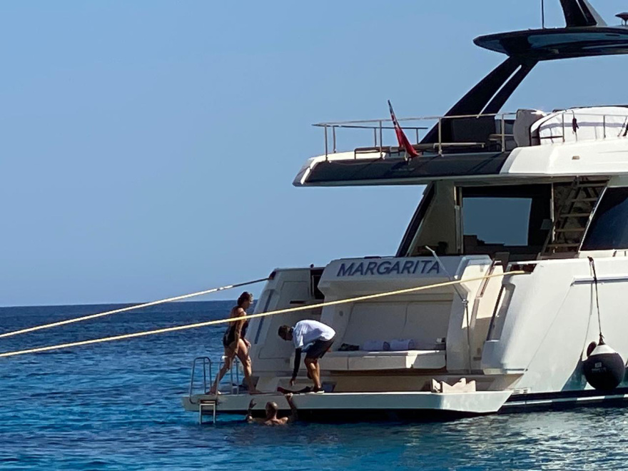 Τομ Χανκς-Ρίτα Γουίλσον: Απολαμβάνουν τις βουτιές τους στην Πολύαιγο