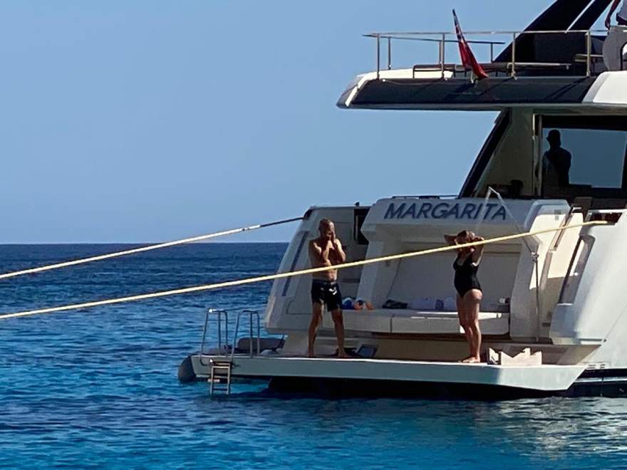 Τομ Χανκς-Ρίτα Γουίλσον: Απολαμβάνουν τις βουτιές τους στην Πολύαιγο