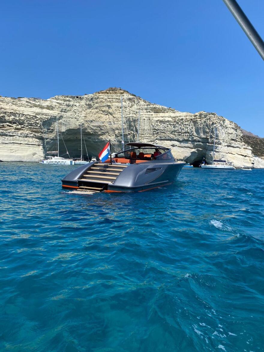 Στη Μήλο ο βασιλιάς Γουλιέλμος-Αλέξανδρος της Ολλανδίας - Οδηγούσε ο ίδιος το ταχύπλοό του