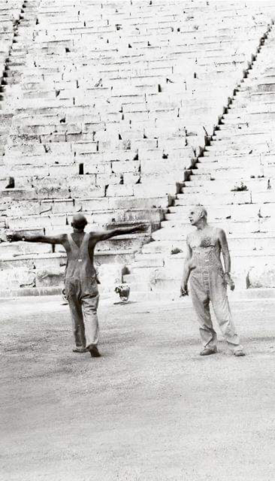 Οταν σκόρπιζαν την τέφρα του Ανδρέα Βουτσινά στο θέατρο Επιδαύρου 