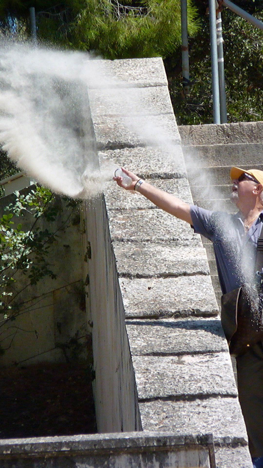 Οταν σκόρπιζαν την τέφρα του Ανδρέα Βουτσινά στο θέατρο Επιδαύρου 