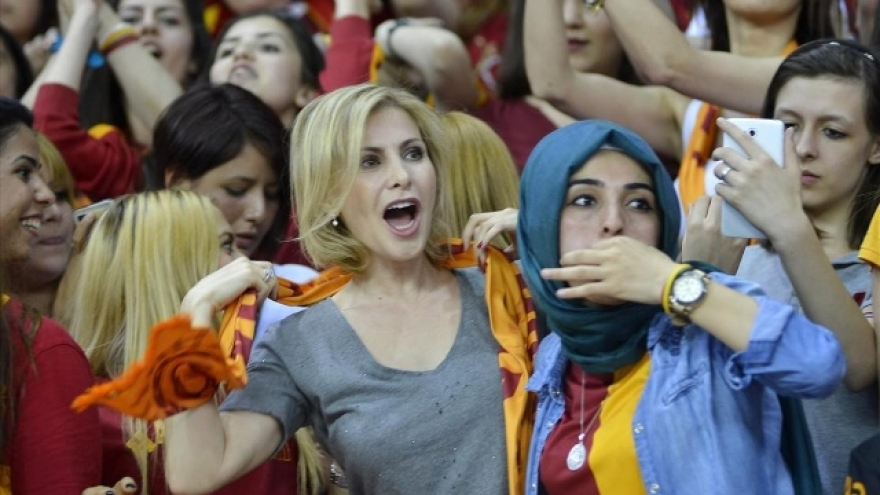 Στην Εύβοια για διακοπές ο Τούρκος πρόεδρος της Γαλατά και η Ελληνίδα σύζυγός του