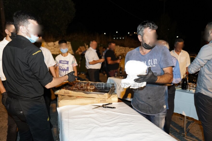 Κρήτη: Γλέντι... στη μέση του δρόμου σε γάμο με 1.800 καλεσμένους - Δείτε φωτογραφίες