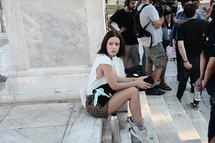 Διαμαρτυρία έξω από τη Βουλή για το κλείσιμο των νυχτερινών κέντρων τα μεσάνυχτα 