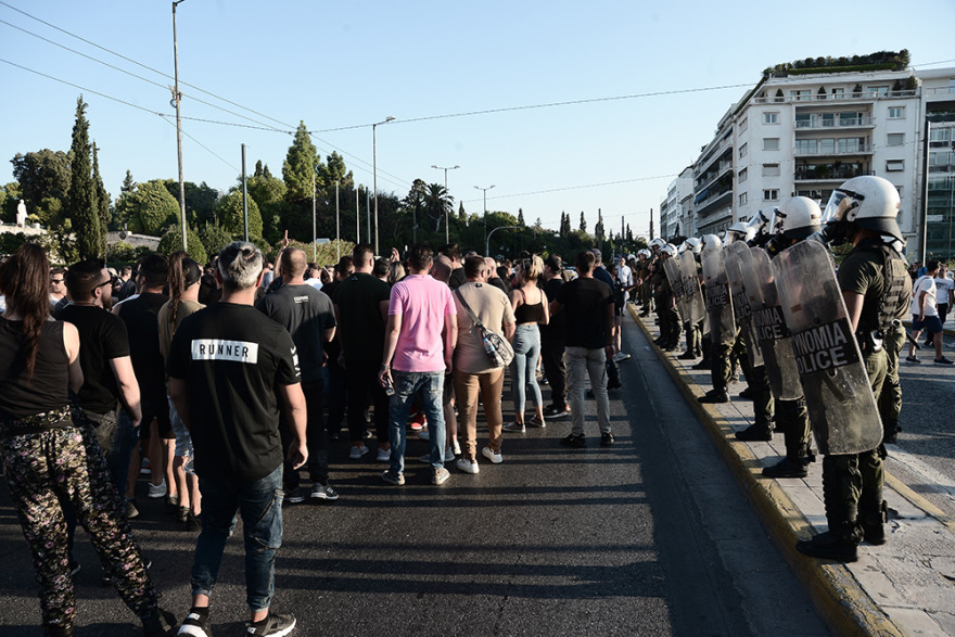 Διαμαρτυρία έξω από τη Βουλή για το κλείσιμο των νυχτερινών κέντρων τα μεσάνυχτα 