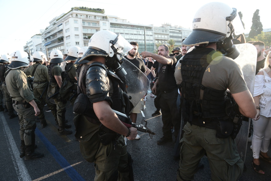 Διαμαρτυρία έξω από τη Βουλή για το κλείσιμο των νυχτερινών κέντρων τα μεσάνυχτα 